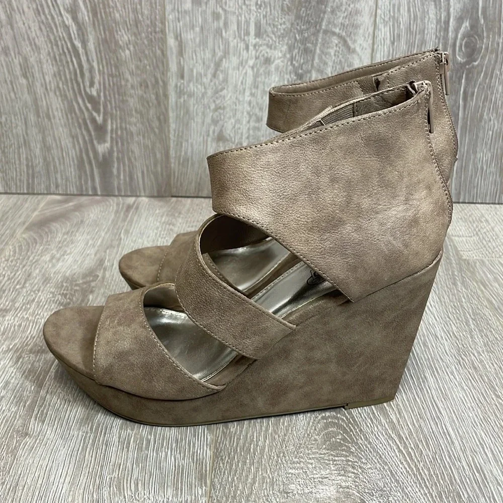 Unlisted By Kenneth Cole Day Dream Platform Wedge Taupe 8.5M